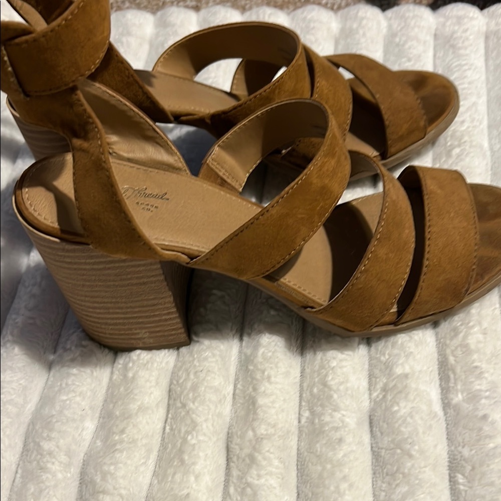 Universal Thread Size 9 Brown Strappy Chunky Heels